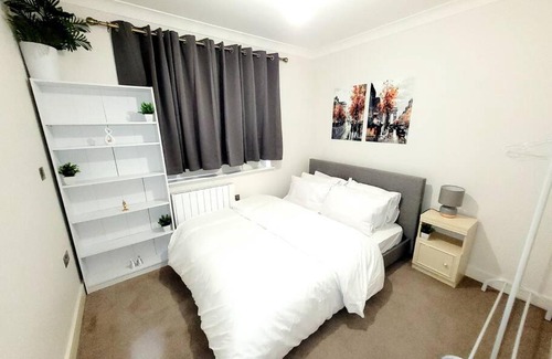 West Byfleet Bed & Breakfast | 2 BEDROOM APT WITH 2 COMFORTABLE KING SIZE BEDs, FREE PRIVATE PARKING, EASY ACCESS TO LONDON