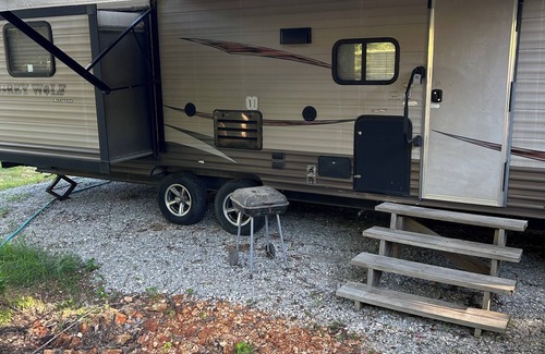 Mountain View RV Rental | 2 Bedroom Camper in the Folk Music Capital-Pet Friendly-Close to Golf Course