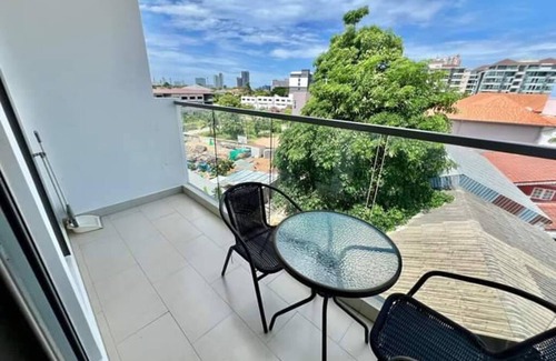 Jomtien Condo | 2-bedroom condo in delightful Muang Pattaya with AC, WiFi, fitness room