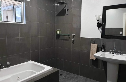 Upper Wakefield Bed & Breakfast | 2 Bedroom Cottage in the beautiful Clare Valley