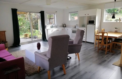 Upper Hutt House | 2 bedroom holiday home with outdoor bath & sauna