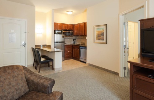 Lafayette Condo | 2 Bedroom| Hot Tub Access. FREE Parking & Wi-Fi