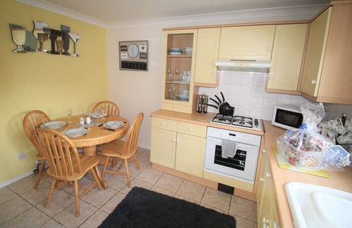 Kirk Sandall House | 2 Bedroom House - Private Large Garden & Parking - Quiet Cul De Sac Location
