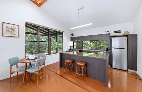 Weyba Downs House | 2 Bedroom Lakehouse (1 Bedroom lockoff) lake views from private deck