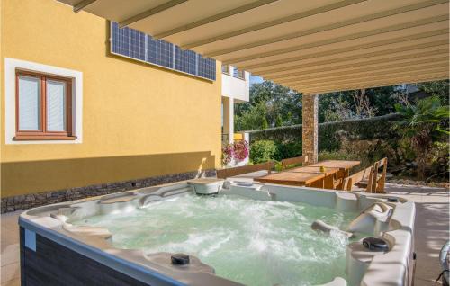 Salatic Apartment | 2 Bedroom Lovely Apartment In Salatici