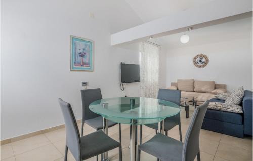 Salatic Apartment | 2 Bedroom Lovely Apartment In Salatici