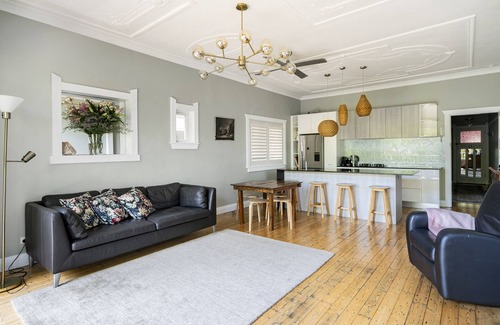 Tamarama Apartment | 2 Bedroom Modern & Bright Apt, Bondi Beach,2 mns From Beach