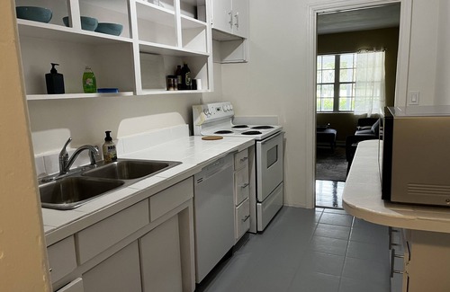 Dixieland Apartment | 2 Bedroom Near Florida Southern