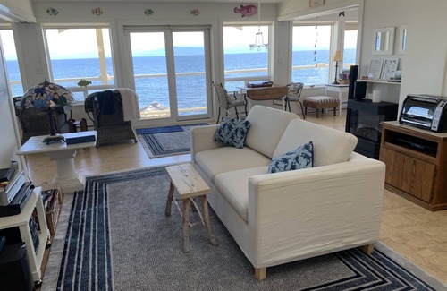 West Sechelt House | 2 Bedroom Oceanfront Suite w/Panoramic Views & Walk-On Beach! 5 mins from town!
