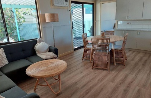 Barmera House | 2 bedroom pet friendly cottage right next to the lake