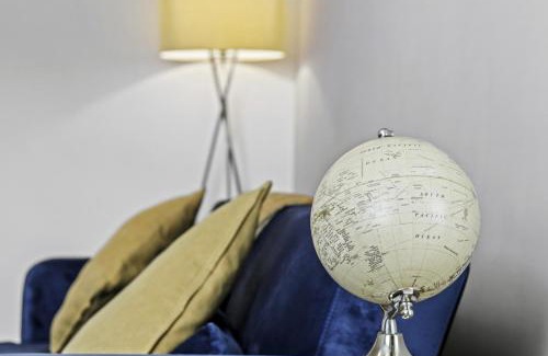 Kettering Apartment | 2 Bedroom Serviced Apartment in Kettering Centre- Northampton, Sleeps 4, free parking, Wifi, Sky, Netflix