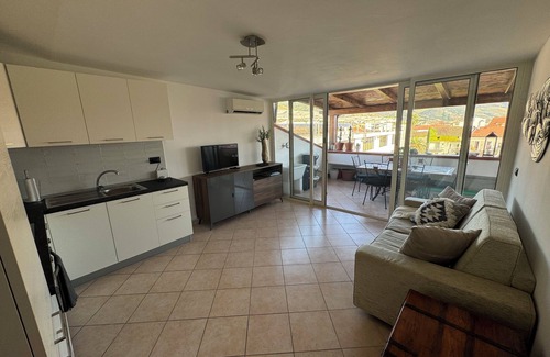 Amantea Apartment | 2 Bedroom spacious apartment, minutes to the beach, train station and shoppingn