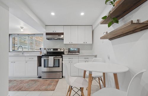 Cobble Hill Other | 2 Bedroom suite with hot tub! Minutes to local attractions, trails and dining