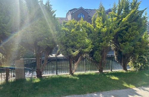 Atlantic Wharf House | 2 Bedroom Townhouse near Cardiff Bay and City Centre with Garden and Parking