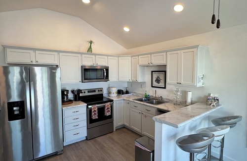 Marathon House | 2 bedrooms 1 bathroom Poolside Retreat!