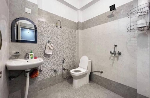 Bullawala Apartment | 2 BHK w Dining/couch & Pvt Parking