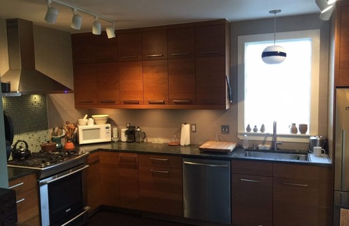 Cleveland Heights House | 2 Br/1Bath Bright-Spacious Flat 2 blks from Lake Merritt, 10 m walk to Bart