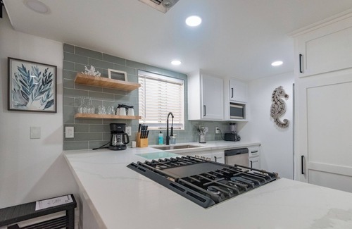 Sand Section Condo | 2-br house w/Garage, Laundry, and High-Speed WiFi, Manhattan Beach