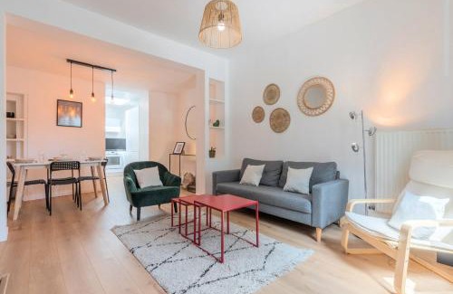 Fives House | 2 BR house w/terrace, near train stations & metro