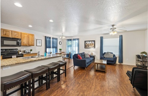 Meridian House | 2 Charming Homes | Private Yards | Sleeps 16 (9890)