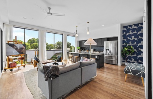 Melrose Condo | 2 Condos-8 Min to Broadway-Balcony-5 King Beds