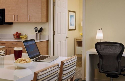 Somerset Hotel | 2 Convenient Rooms, Seasonal Swimming Pool, Full Kitchen!