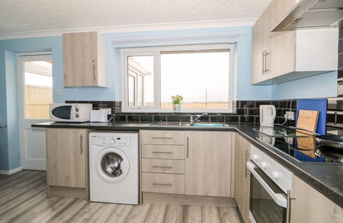 Alford Cottage | 2 FIELDVIEW, pet friendly, country holiday cottage in Sutton-On-Sea