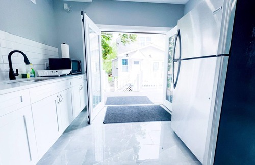 Niagara Falls House | 2 Homes, 1 Stay-7BR Niagara Falls Compound
