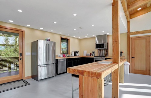 Gateway Ski Chalet | 2 Master Suites-The Mountain View Chalet @ Abby's Place