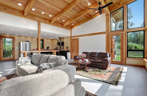 Gateway Ski Chalet | 2 Master Suites-The Mountain View Chalet @ Abby's Place