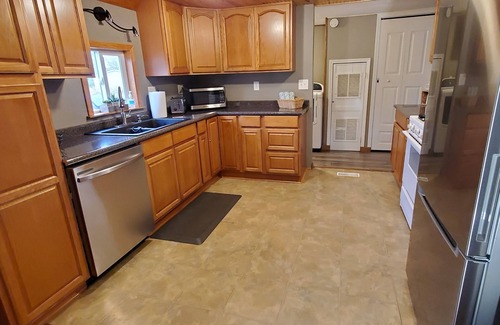 Watkins Glen House | 2 Mins. from Watkins Glen Racetrack & Central to FLX Wine Trail touring.