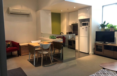 Port Melbourne Apartment | 2 Minutes - Beach & Bay Street location