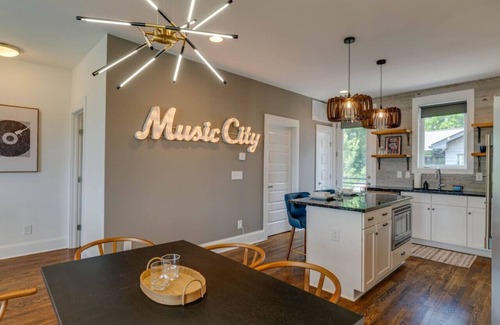 Eighth Avenue House | 2 New Designed Townhomes-10 Beds, PerfectforGroups