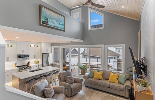 Central Okanagan Cottage | 🛁2 PRIVATE HOT TUBS all to yourself-on top deck and back patio + FIRE table.🔥