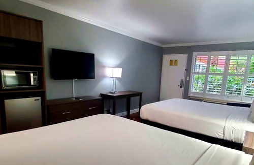 Vero Beach House | 2 Queen Beds in One Room