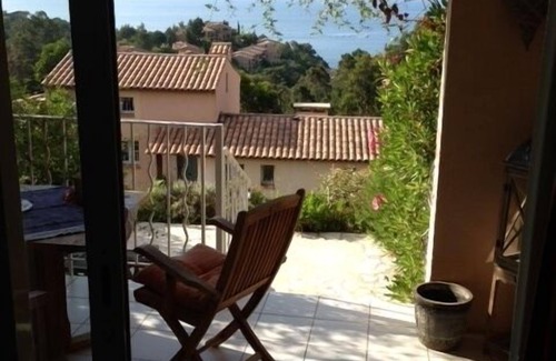 Theoule-sur-Mer Apartment | 2-room apartment with sensational sea view, south-facing, close to the beach.