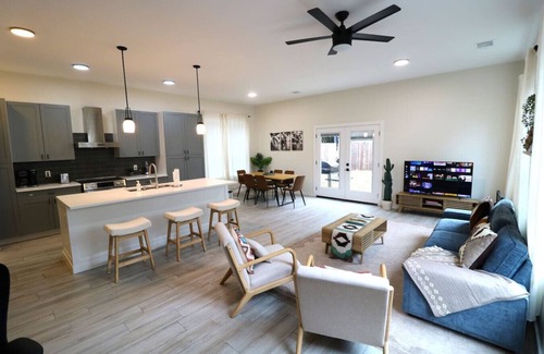 MLK House | 2 Western Homes – 6 King Beds