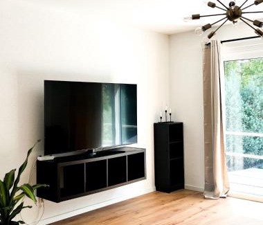 Neckarau Apartment | 2 ZKB Apartment in Mannheim Küche - Parken - Großer TV