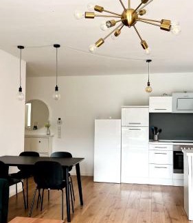 Neckarau Apartment | 2 ZKB Apartment in Mannheim Küche - Parken - Großer TV