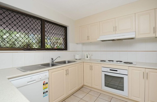 Mooloolaba Apartment | 20 Steps to the Sand! - Beachfront Apartment! No Roads to Cross