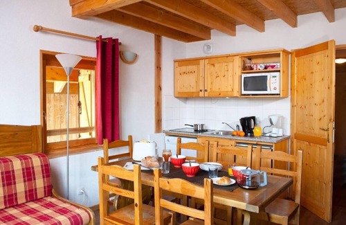 Saint-Sorlin-d'Arves Apartment | 200m from ski slopes, fitness, swimming pool, terrace, balcony, parking, 35-40m²