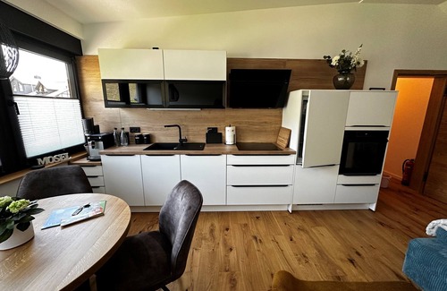 Ernst Apartment | 2024 Renovierte, Moderne Ferienwohnung für 2 Personen mit Balkon