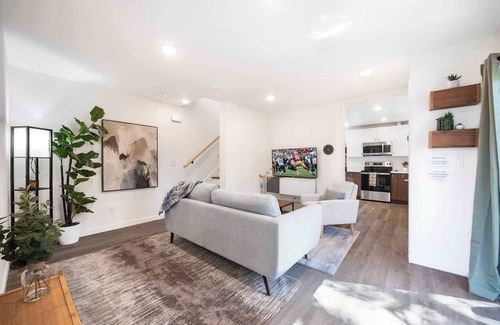 Northgate House | 2025 Built Modern Retreat w/3 AC in Safe Location