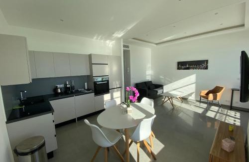 Fabron Apartment | 219 Promenade