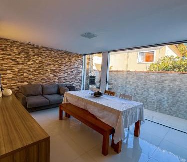 Flamengo House | 230m da PRAIA, casa com ESPAÇO GOURMET e CHURRASQUEIRA, Portaria 24h, 2 VAGAS de GARAGEM, acomoda até 10 PESSOAS, Próximo a MERCADOS e FARMÁCIA