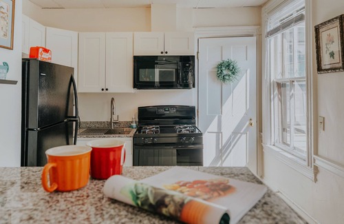College Hill Apartment | 2B1B Family Retreat,Private Kitchen, Brown&RISD