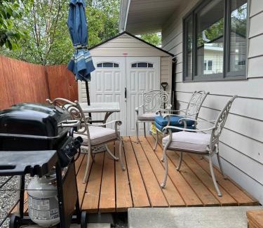 South Addition Apartment | 2BD 2BR Downtown Westchester Sleeps 2 to 6