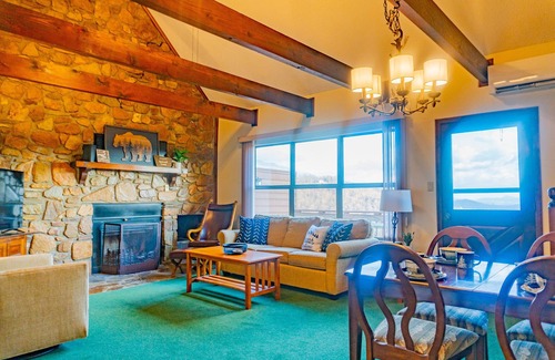 Burnsville Cabin | 2bd Chalet w/ Big Views of Pisgah National Forest!