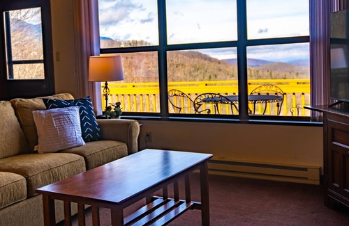 Burnsville Cabin | 2bd Mnt Top Chalet w/ 50 mile views in Pisgah NF!