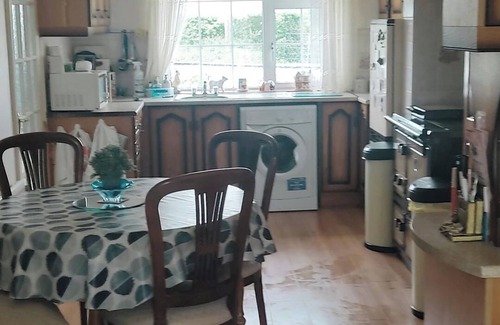 Listowel Cottage | 2Bed Cottage, Sleeps 6, River Walks,Garden,Parking